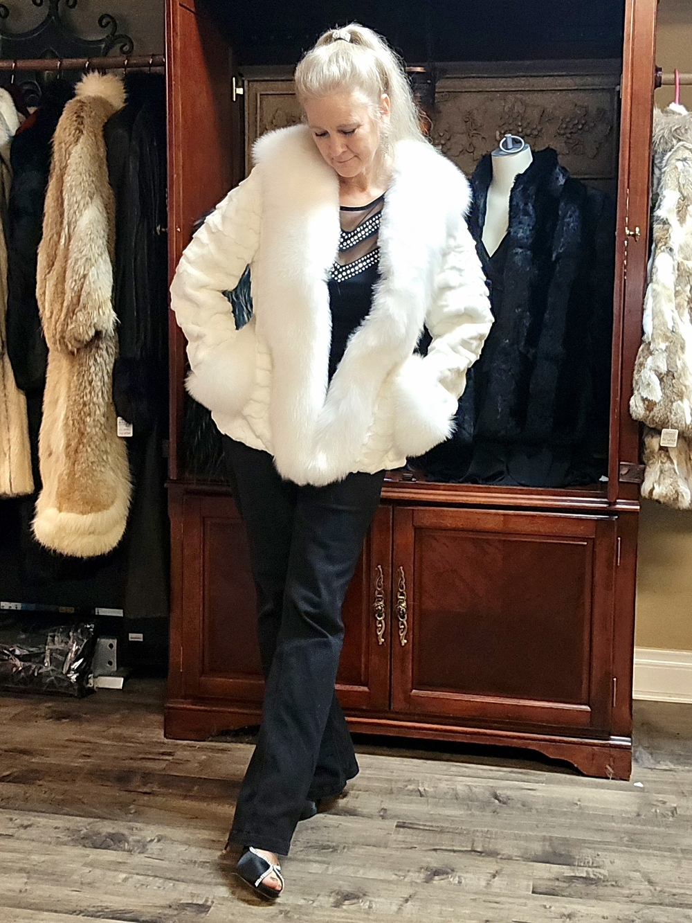 NWT Gorgeous White Mink Fur Coat with White Fox Trim sz M-L - Picture 13 of 17